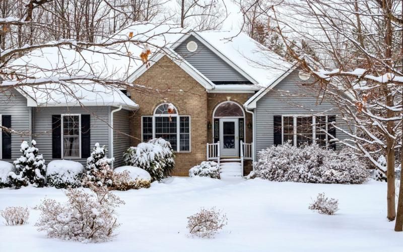 Холодный сезон: 5 плюсов покупки загородного жилья зимой